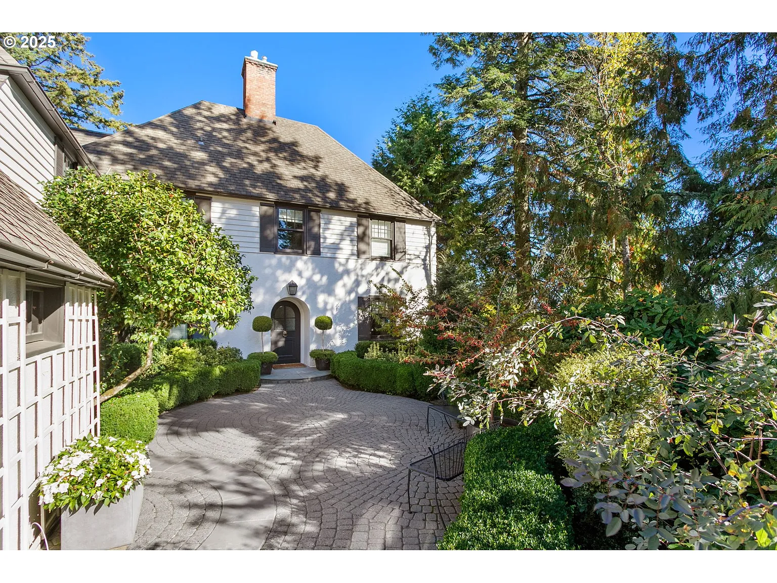 2933 SW Fairview Blvd photo 1