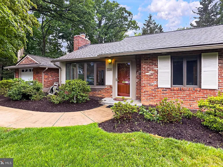7614 Woodridge Cir — Photo 3