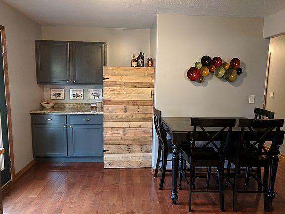 4th image of 160 Oak St