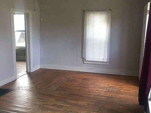 4th image of 215 W Court St