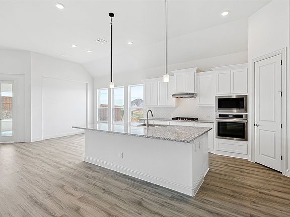 5th image of 521 Carriage Hill Rd