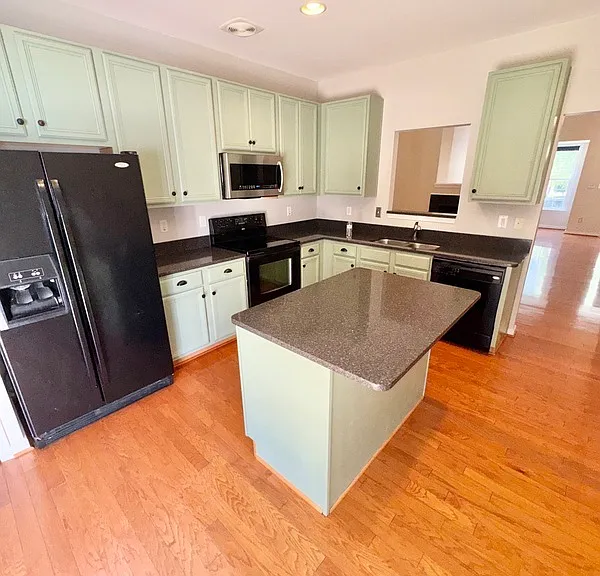 2409 Silver Lake Ter — Photo 16