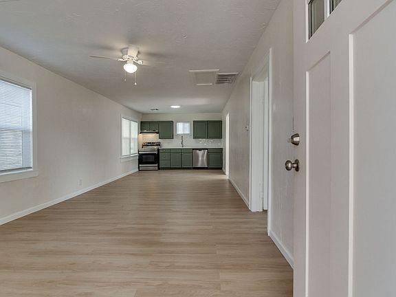 5th image of 905 E Rogers St