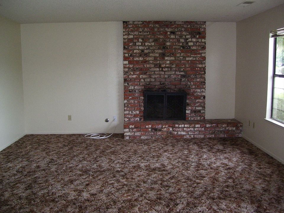Living Room with fireplace