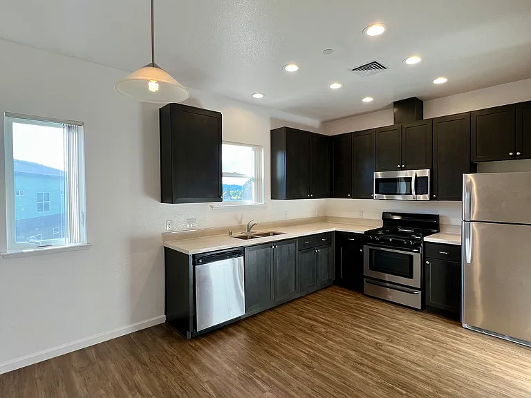 Esposti Park Apartments — Photo 10