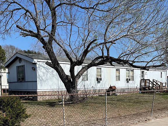 2nd image of 902 Parkwood Pl