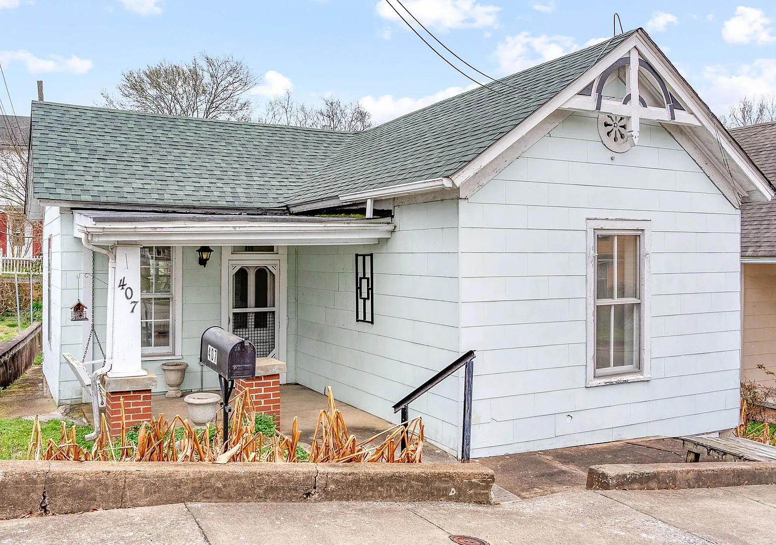 Cozy 2 Bedroom Downtown Home Available! — Photo 4