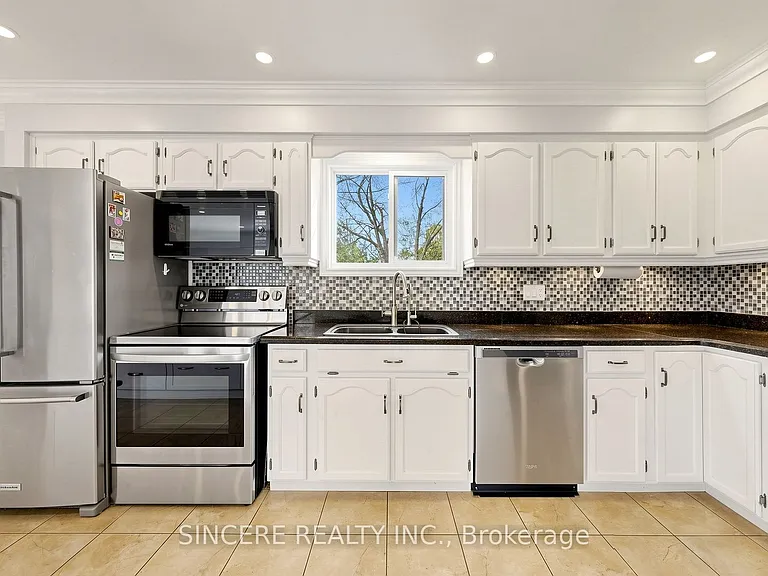592 Canewood Cres — Photo 11
