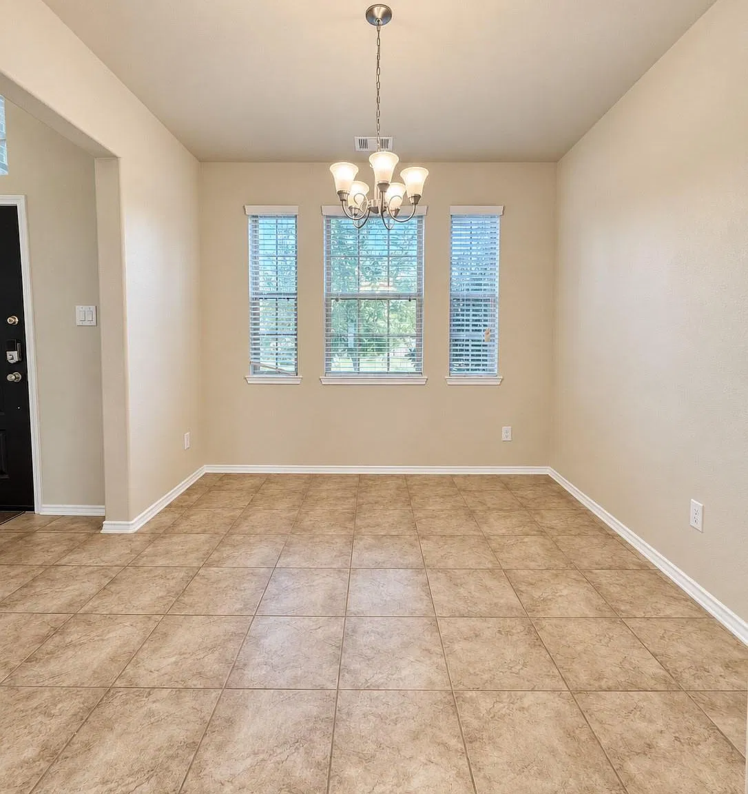 4 bed, 2.5 bath, 2239 sqft, $2,500 — Photo 3