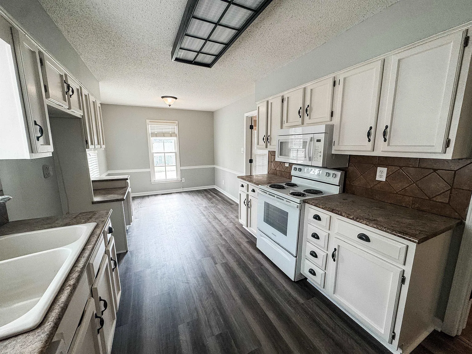 3 bed, 2.0 bath, 1617 sqft, $2,100 — Photo 3