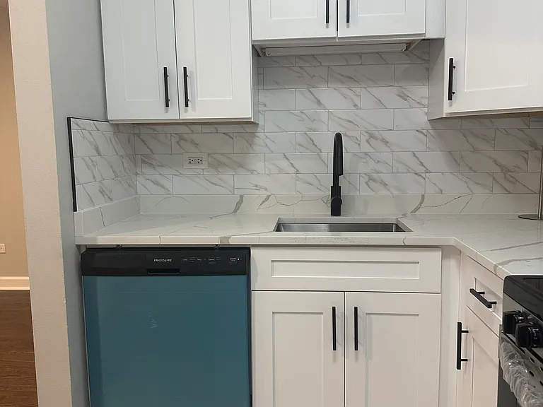 420 W Aldine Ave #523 — Photo 4