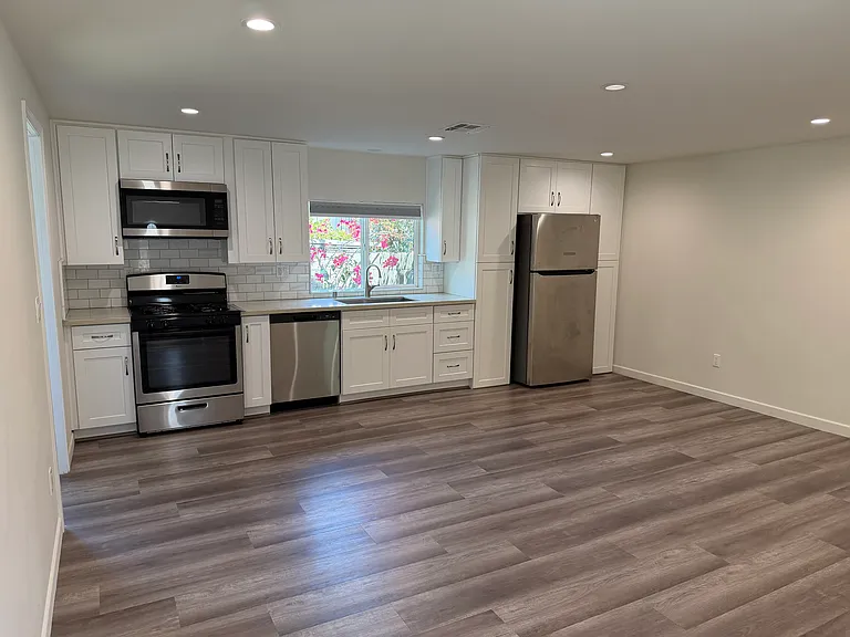 1440 N Allen Ave #B — Photo 3