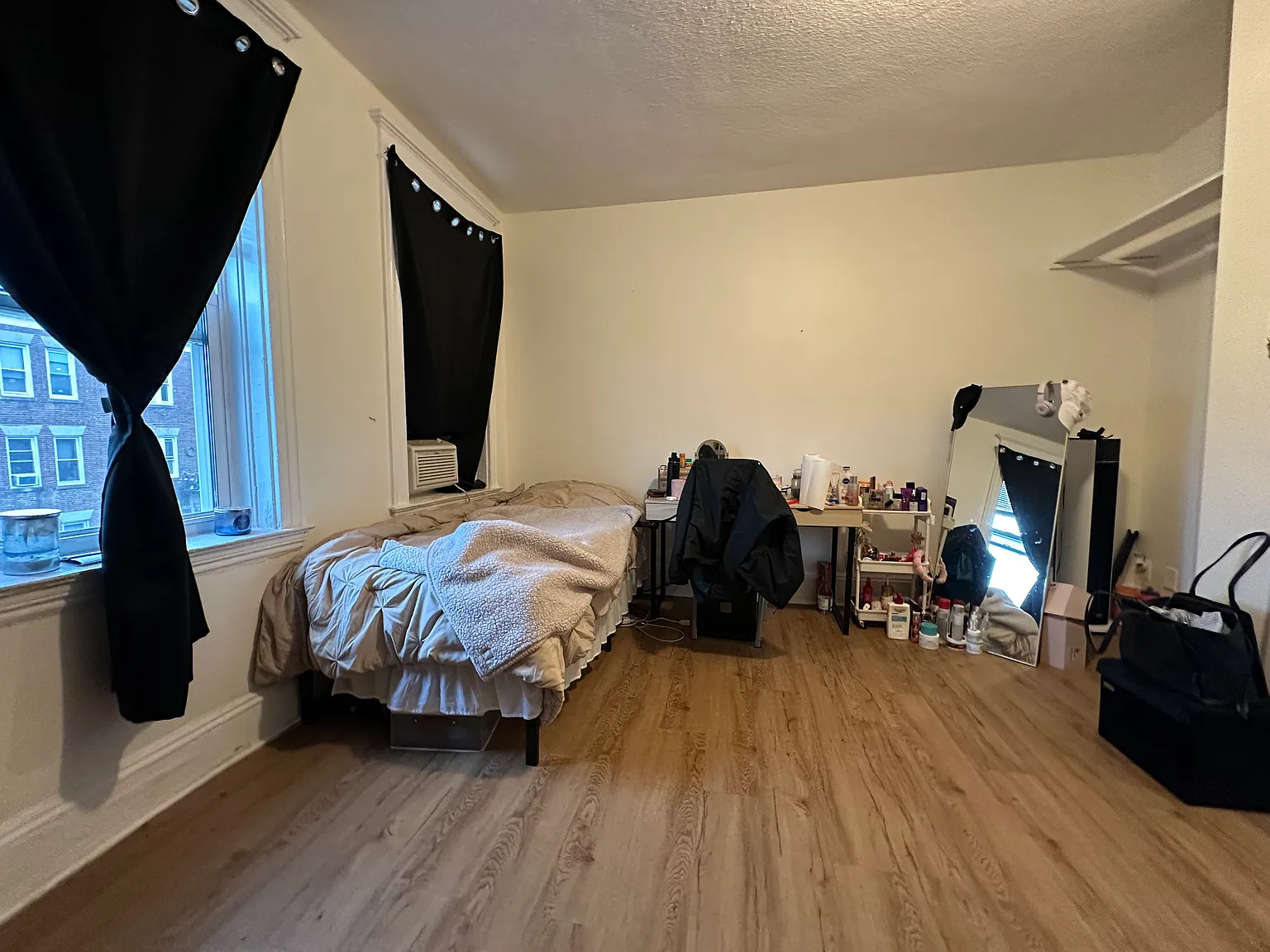 3 bed, 850 sqft, $3,300 — Photo 3