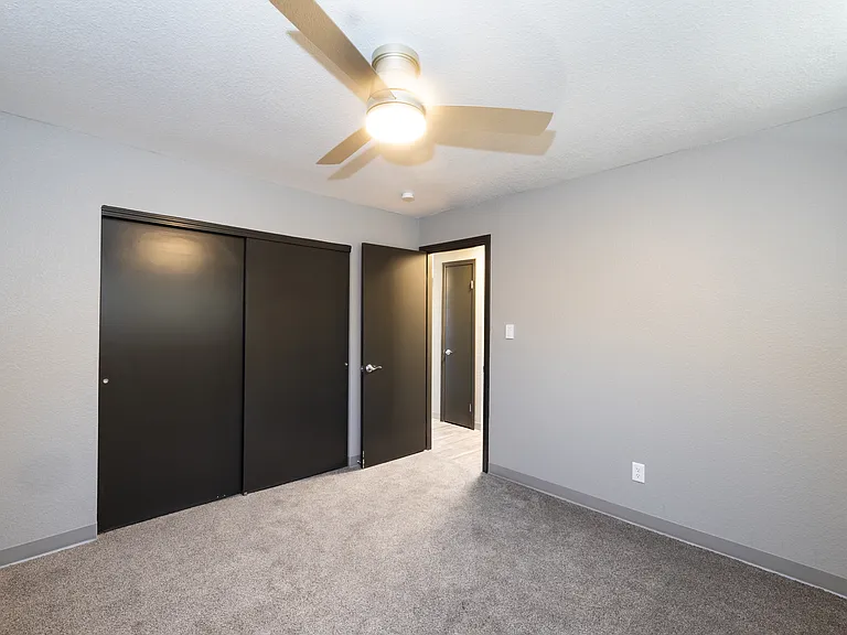 Caesar Square Apartments — Photo 16