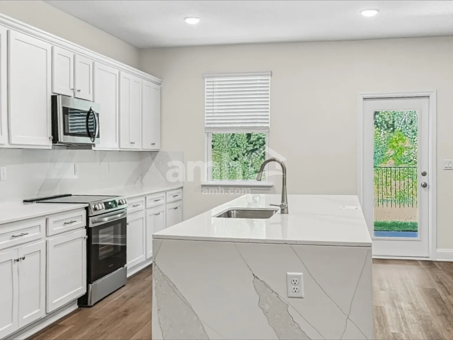 5 bed, 3.5 bath, 2440 sqft, $2,720 — Photo 3