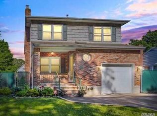 20 Calhoun St, North Babylon, NY 11703