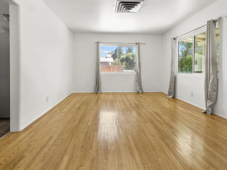 1073 Palm Ave — Photo 3
