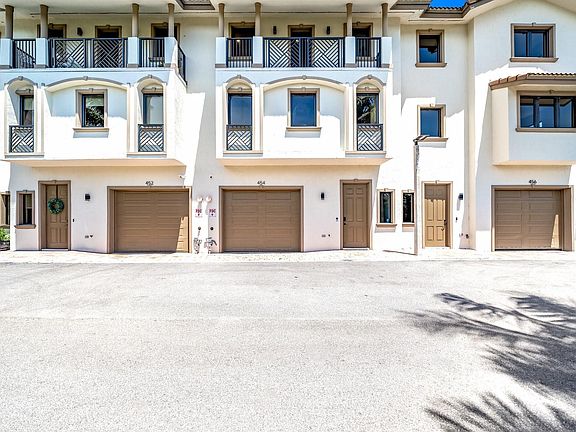 4th image of 454 NW 41st Street