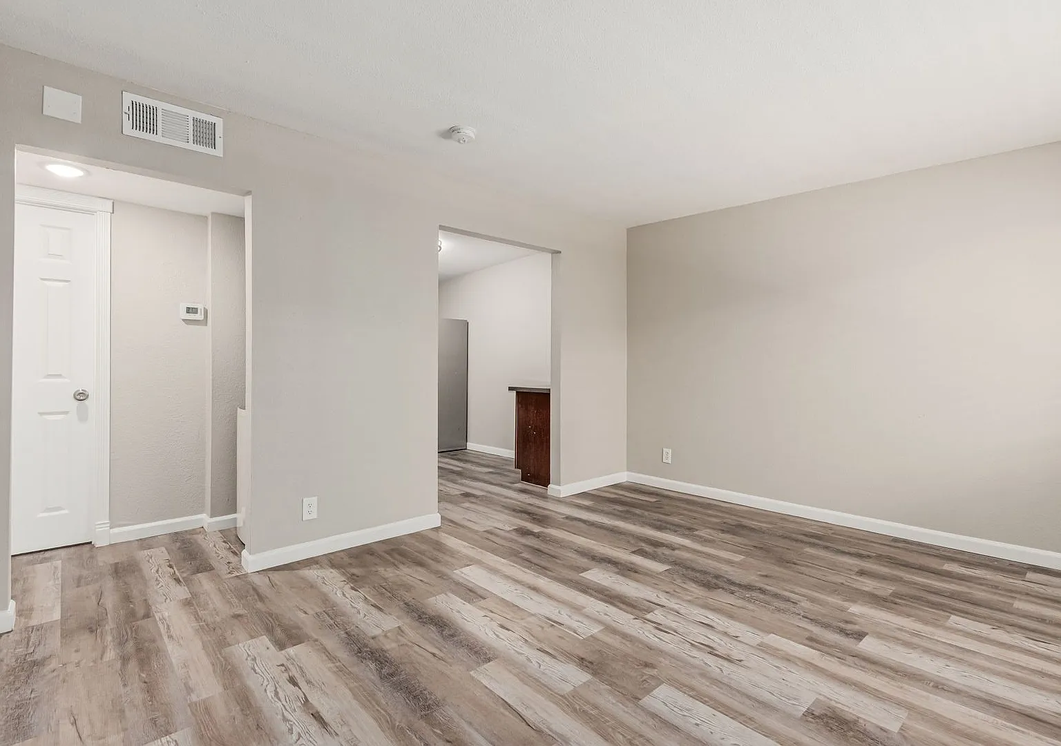 Las Palmas Apartments — Photo 4