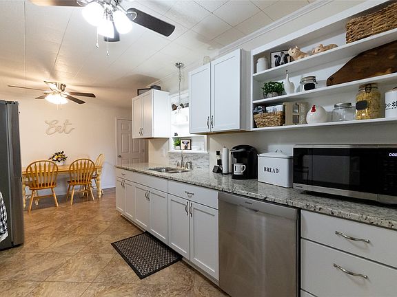 4th image of 3205 42nd St