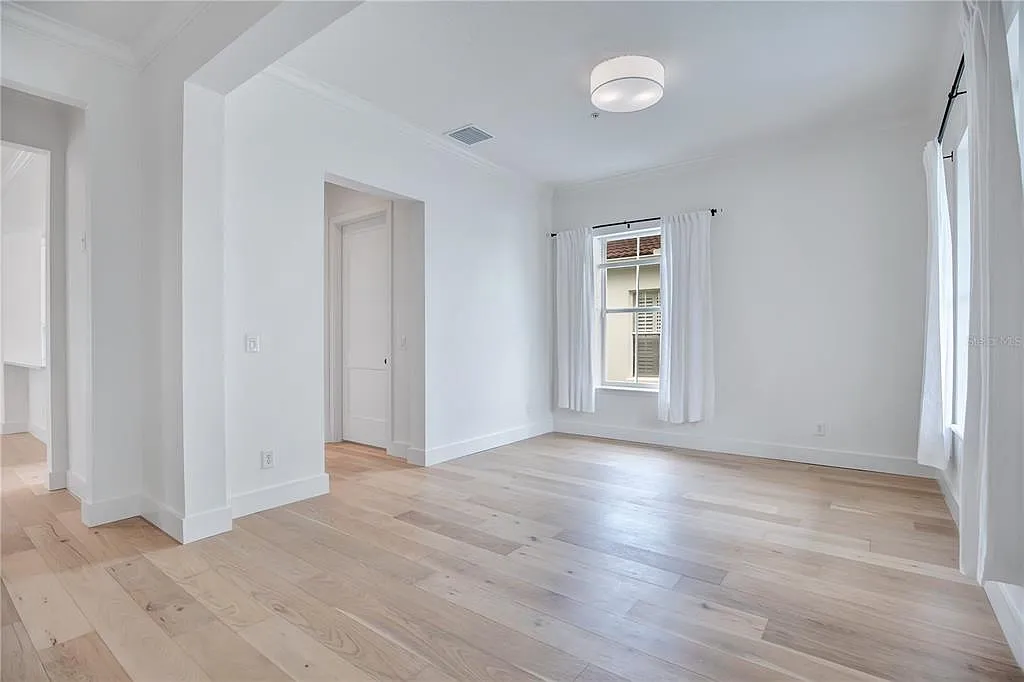 3 bed, 2.0 bath, 1800 sqft, $5,000 — Photo 4