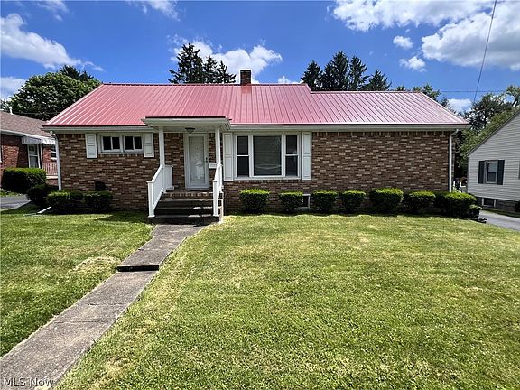 2nd image of 750 Manor Ln
