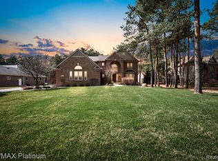 305 Lake Pines Dr, Brighton, MI 48114