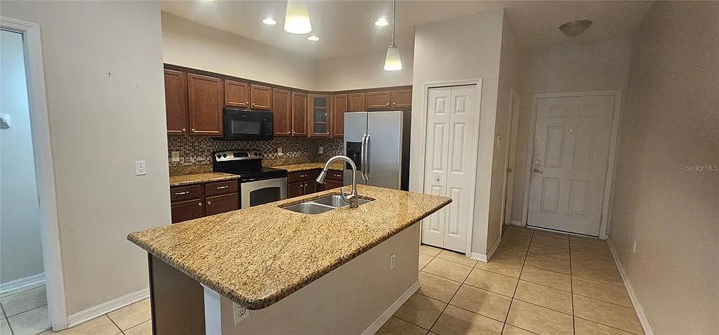 3 bed, 2.5 bath, 1282 sqft, $1,995 — Photo 4
