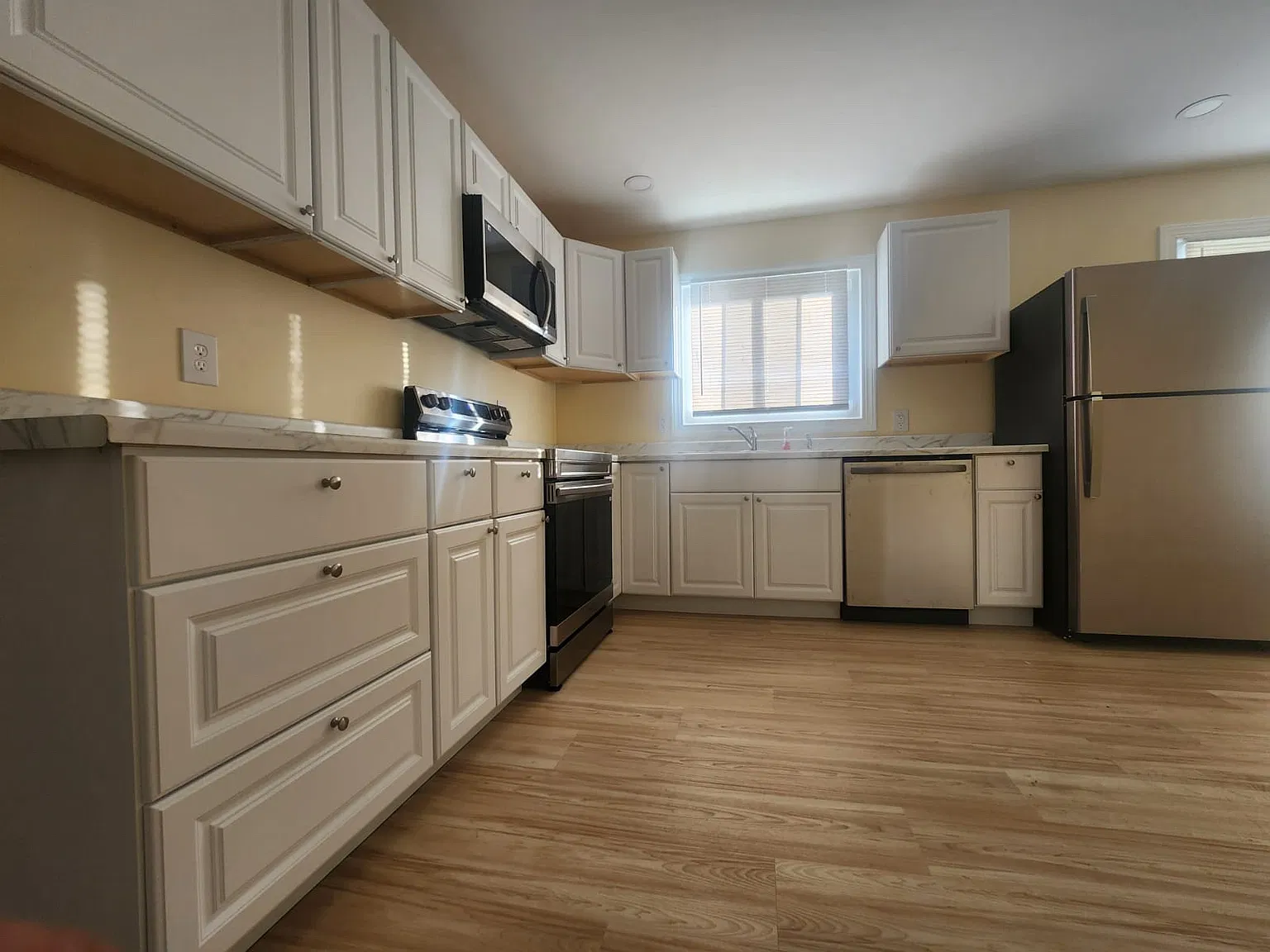3 bed, 2800 sqft, $2,695 — Photo 2