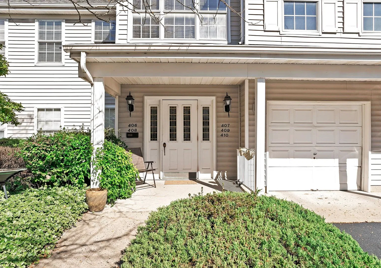 Beautifully maintained first-floor, 2-bedroom, 2-bathroom condo — Photo 2