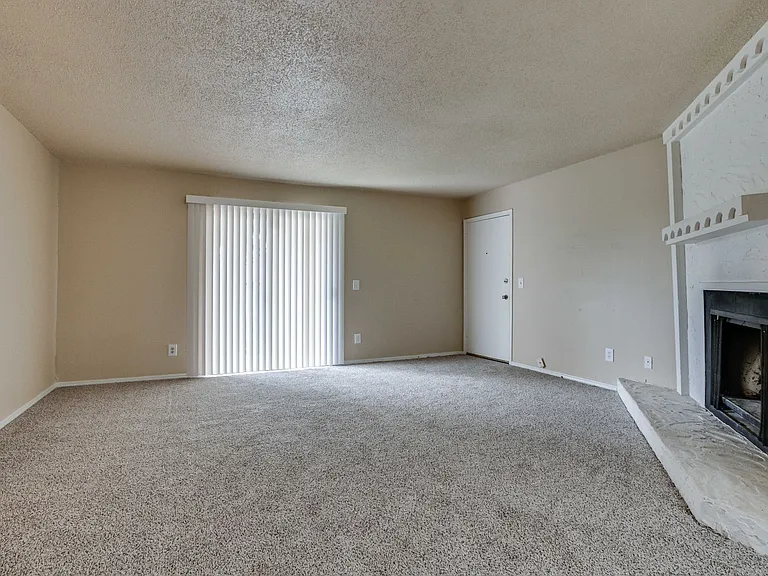 6060 Nw Expy #C — Photo 11