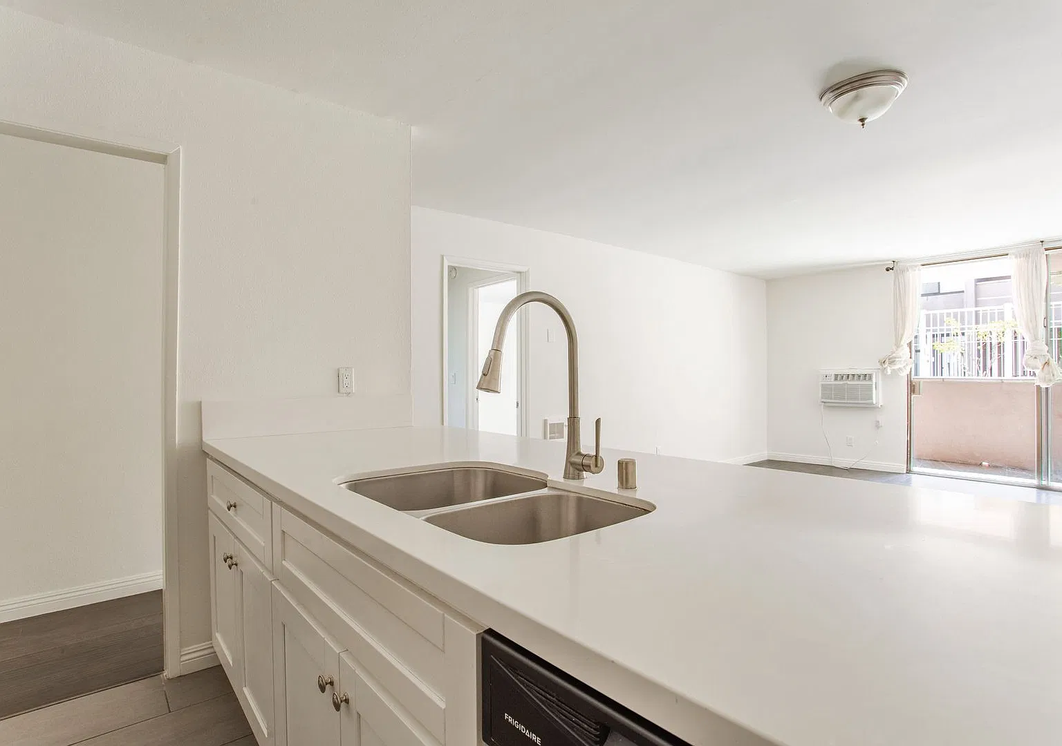 West Knoll Plaza Apartments — Photo 3