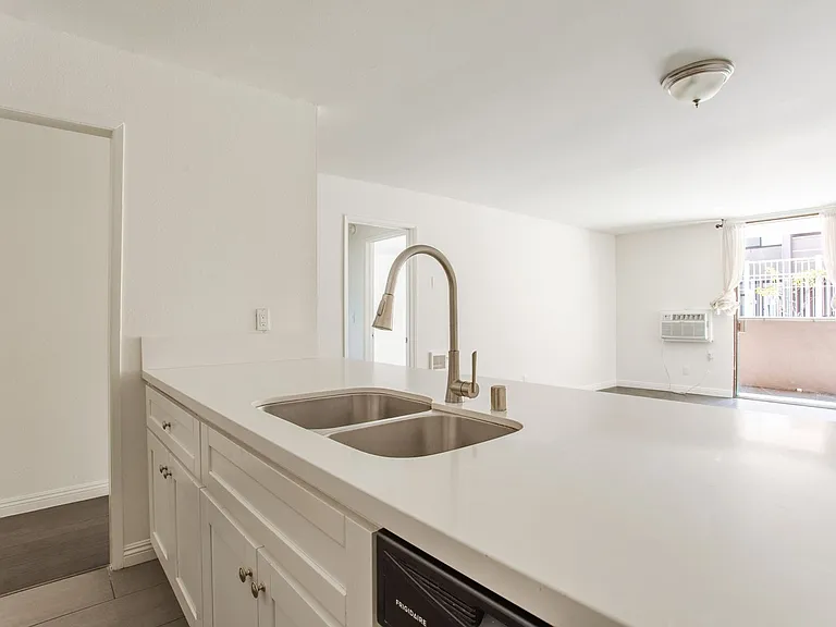 West Knoll Plaza Apartments — Photo 36