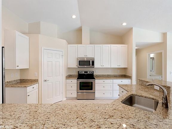 5th image of 143 Balfour Dr