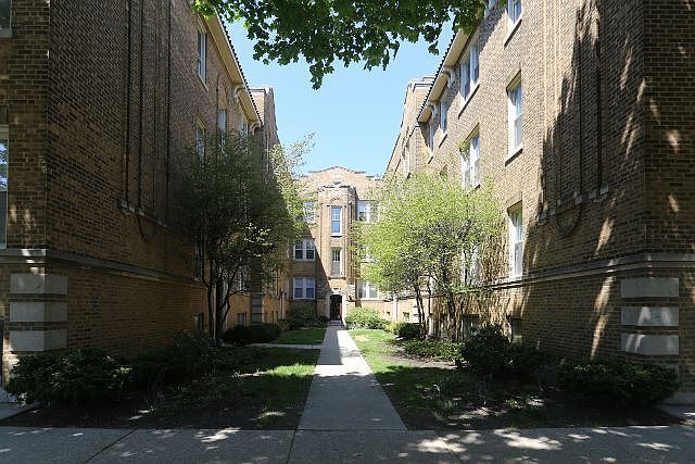 1st image of 2108 W Ainslie St APT 3E