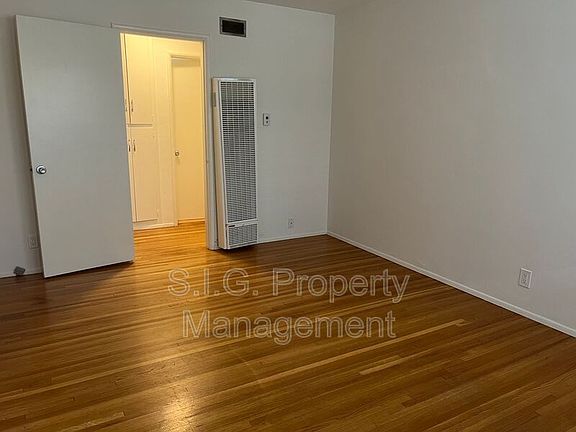 5th image of 1702 W Victory Blvd APT B