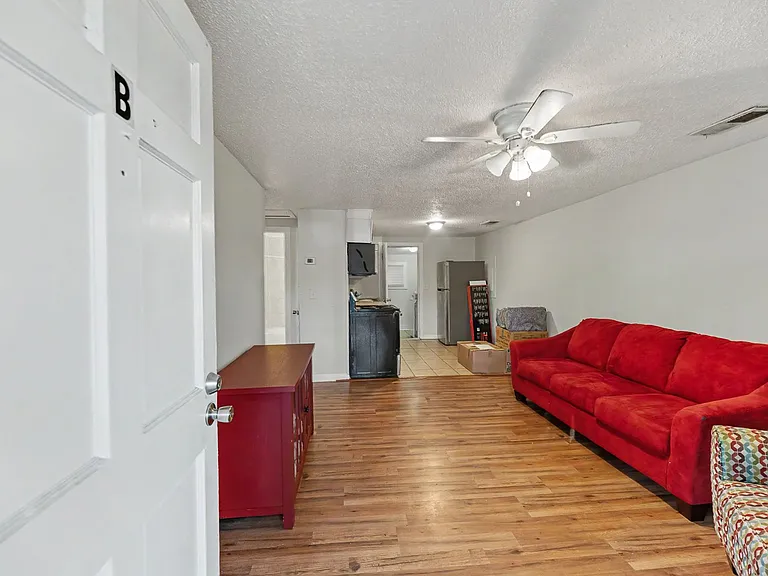 4202 Barnwell St — Photo 2