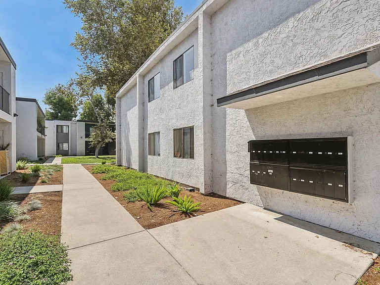 Valle at 9151 Kenwood — Photo 20