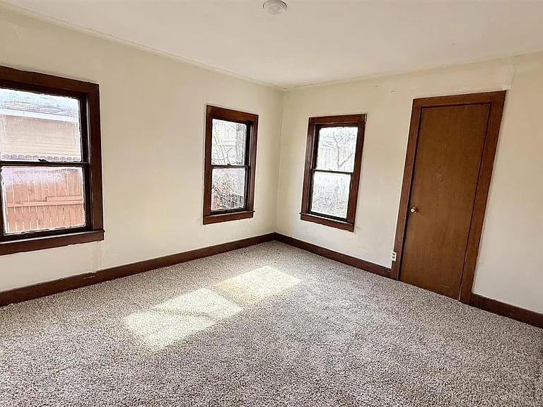 2215 Roberts Ave — Photo 10