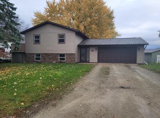 502 Meadowlark Ln, Dodge Center, MN 55927