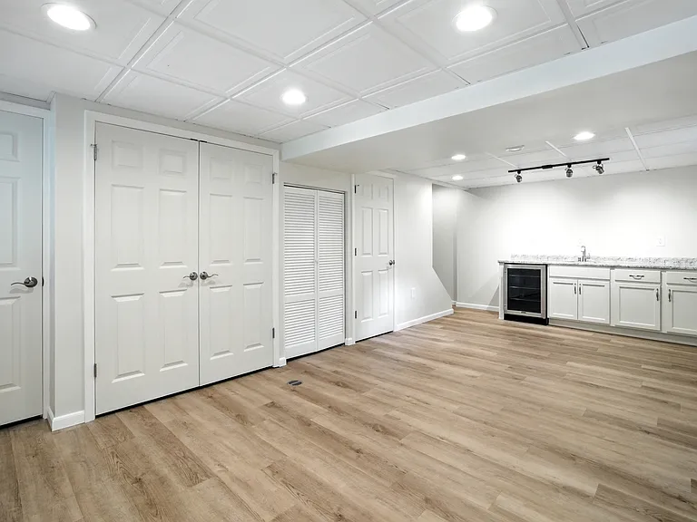 Finished basement that can serve as game room, workout room, hobby room, etc.