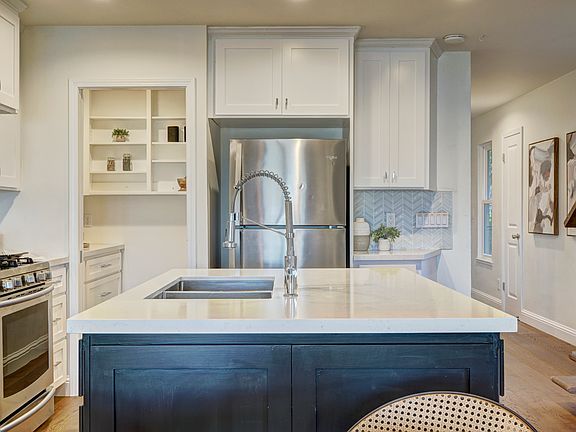 5th image of 522 Tewksbury Ave