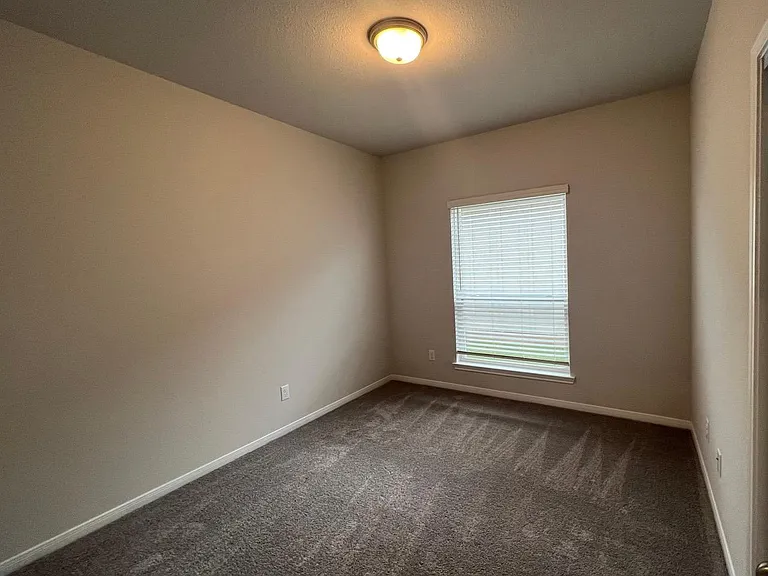11225 Solar St — Photo 5