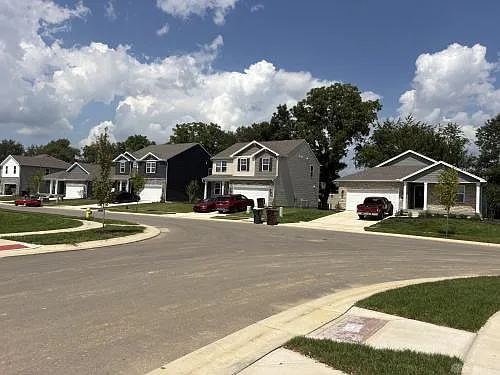 4 bed, 2.5 bath, 2084 sqft, $2,625 — Photo 2