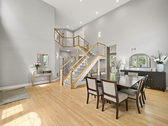 3rd image of 60 Wellesley Cir