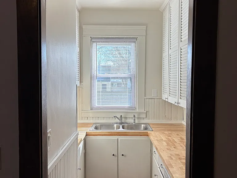 580 Admiral St — Photo 8