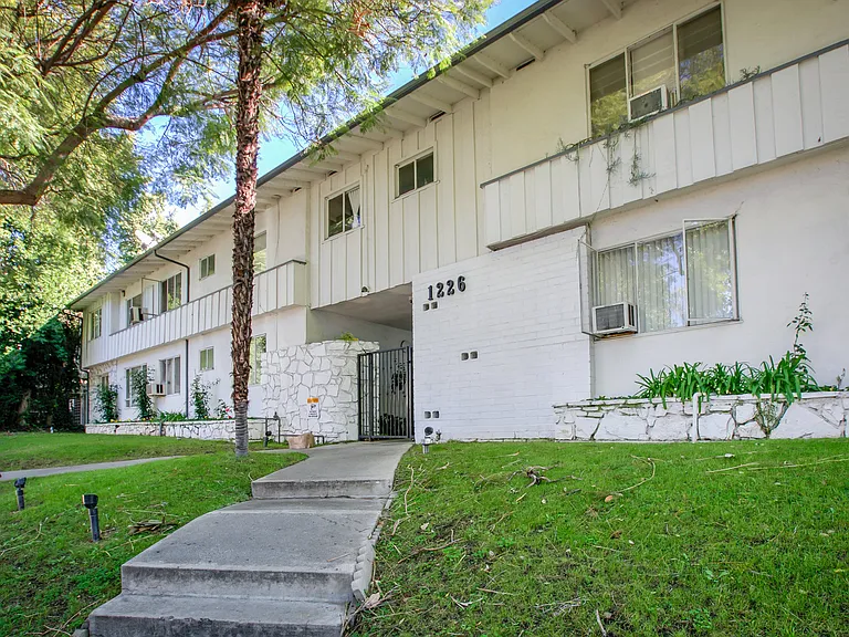 West Hollywood Towers — Photo 2