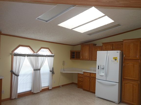 5th image of 205 Begonia Dr