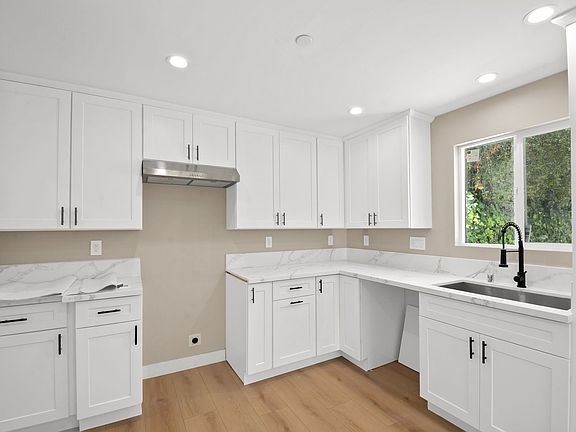 4th image of 15428 Camarillo St