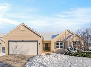 814 Chisholm Ln, Port Washington, WI 53074